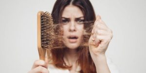 Les bons gestes à adopter lorsque l'on commence à perdre ses cheveux femme avec brosse